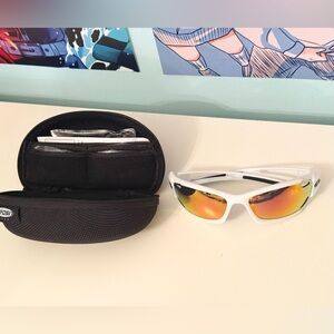 DONOTBUY
White tifosi biking sunglasses with extra lens